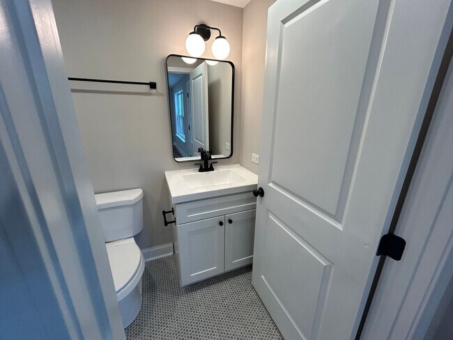 Building Photo - Fully Remodeled One Bed/One Bath Cottage