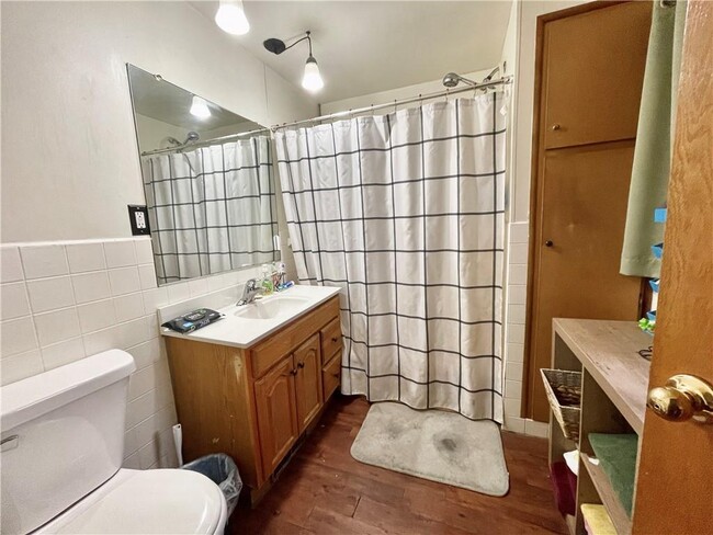 Building Photo - 4 bed 2 bath available June 1st