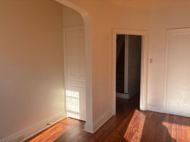 Building Photo - 3 Bedroom 1 Bath 2nd/3rd Floor Apartment-York City SD