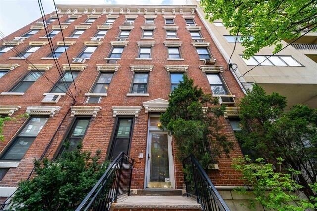 Building Photo - 70 Park Ave