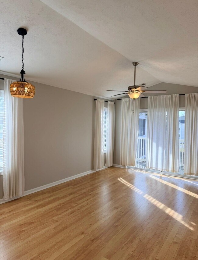 Building Photo - 517 White River Dr