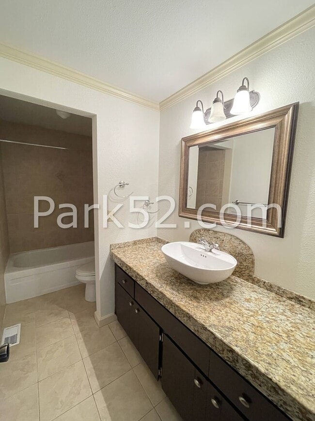 Building Photo - 2 Bedroom Tacoma Townhome