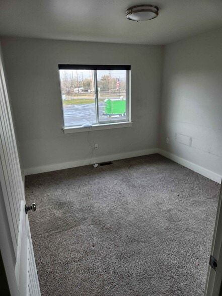 Spacious room with window overlooking mountain view. Blinds included. - 205 Manhattan South Rd