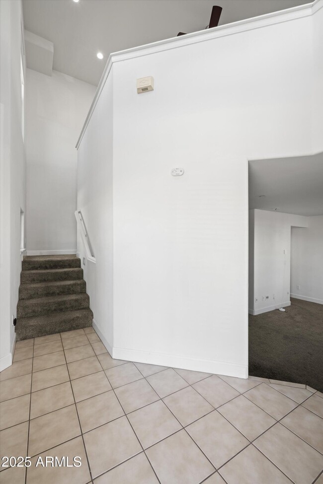 Building Photo - 505 W 6th St