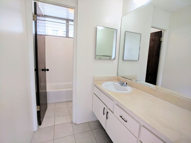 Building Photo - One Bed One Bath One Parking Makiki Close ...