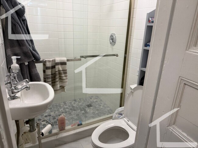 Building Photo - Allston 4.5Bed/2Bath Available 9/1! Heat and Hot Water Included!