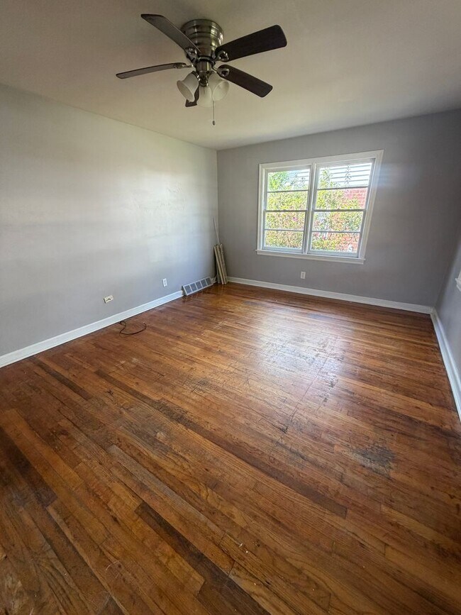 Building Photo - Large Home in Great Area