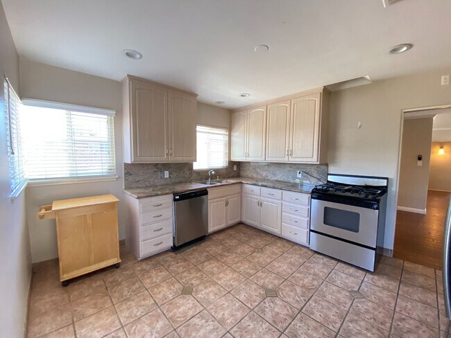 Building Photo - 7BD/4BA, Two Kitchens!