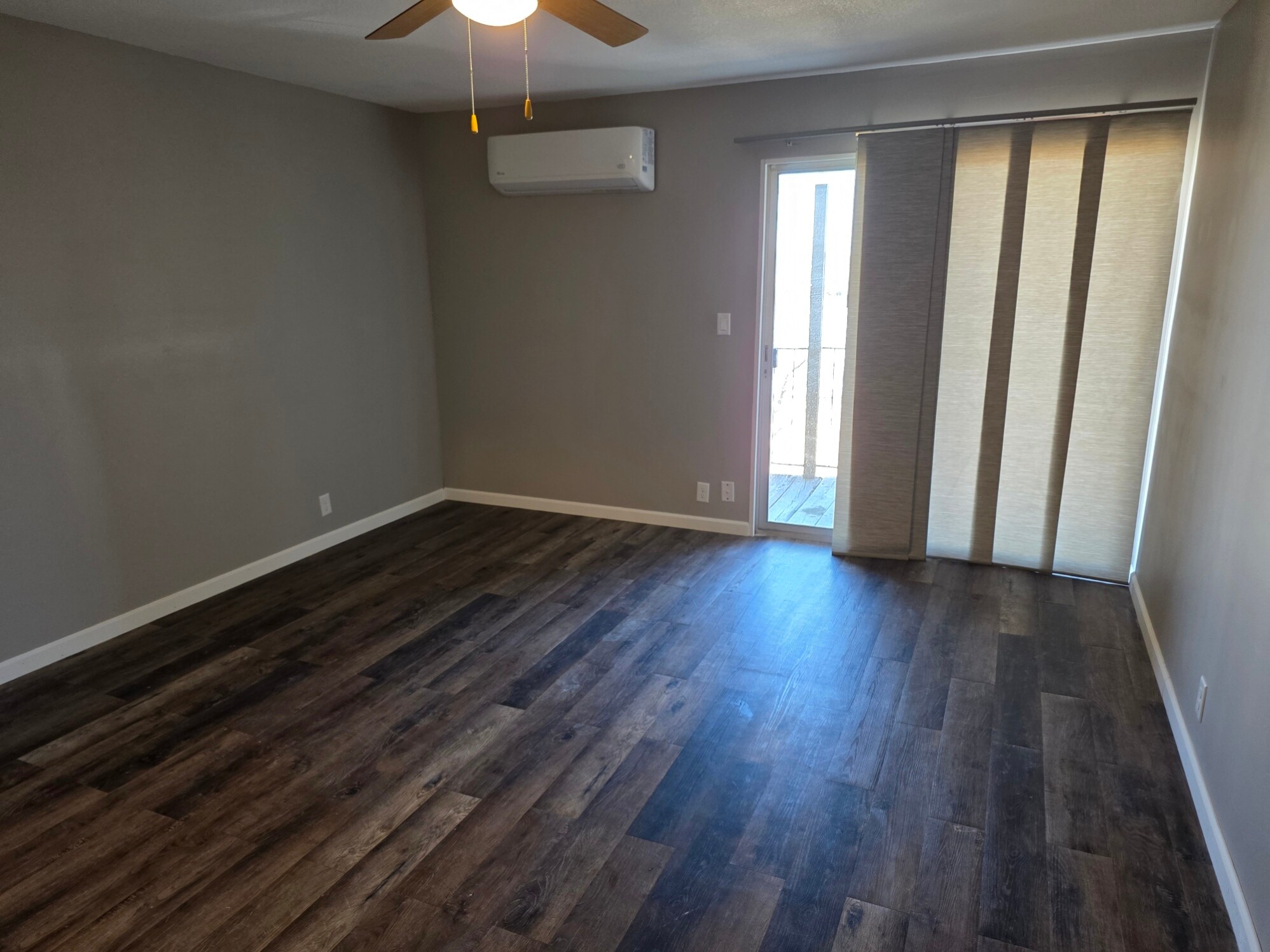 Building Photo - 734 N Country Acres Ave