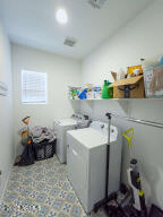 Building Photo - Apply Here www.realty480pm.appfolio.com/listings