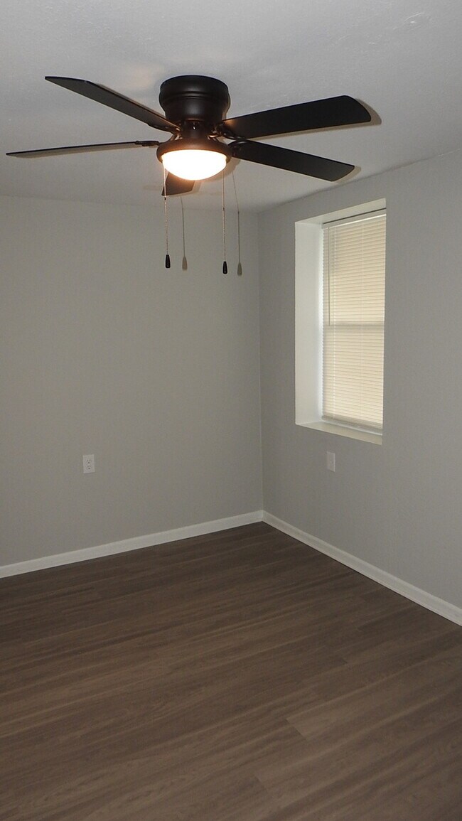 Building Photo - Charming 3 bedrooms and 1 bath home located on Elmwood Ave in Kansas City, MO