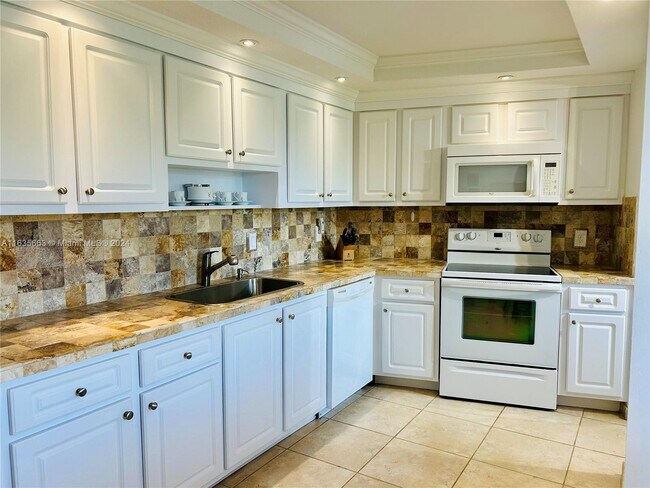Building Photo - 535 Oaks Dr