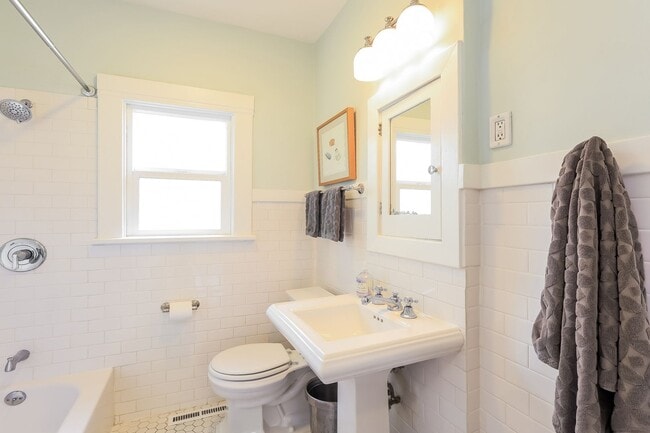 Building Photo - Furnished 1920 Craftsman Bungalow Available In The Dimond District!