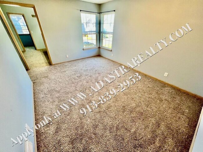 Building Photo - Spacious 3 Bed, 2 Bath, 2 Half Bath Townhome in Lee's Summit-Available NOW!!