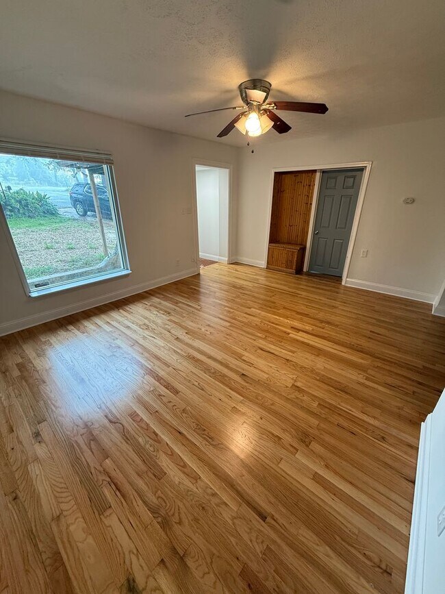 Building Photo - 325 Mayo St