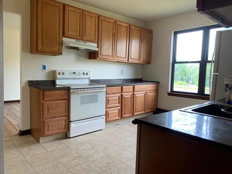 Building Photo - 4 Flower St