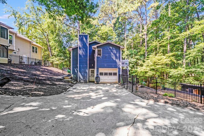 Building Photo - 2116 Bon Villa Way