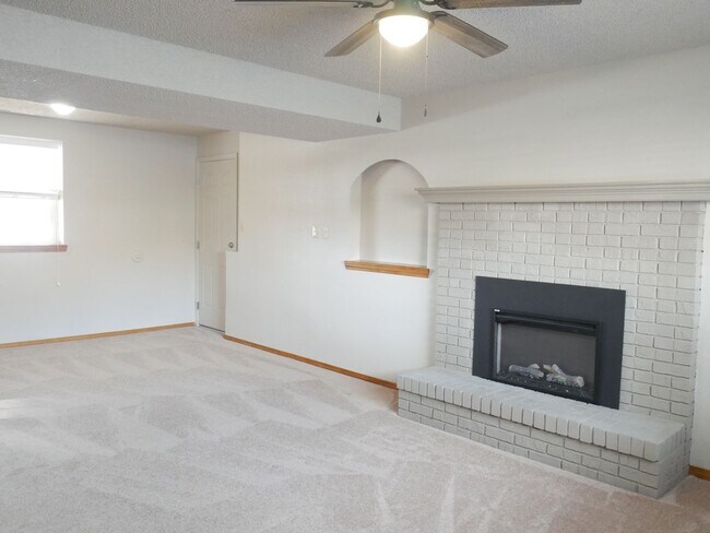 Building Photo - 4 Bed 2 Bath Home Available Now!
