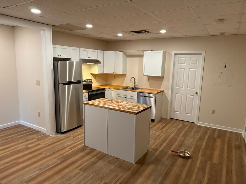 Building Photo - 100 Center St