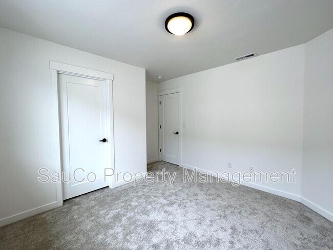 Building Photo - 6442 SE Provence St
