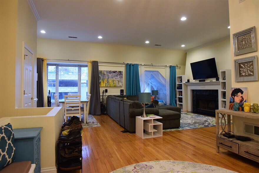 Building Photo - 1154 N Dearborn St