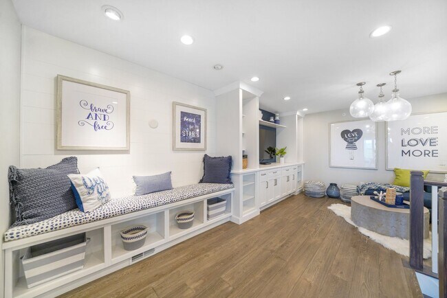 Building Photo - Luxury Fully Furnished 3 Bed 3.5 Bath Townhome in Darlington Ridge