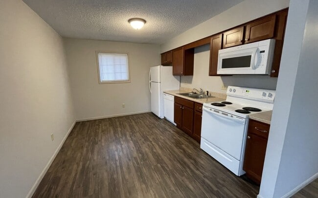 Building Photo - Large 2 bedroom 1 bathroom duplex