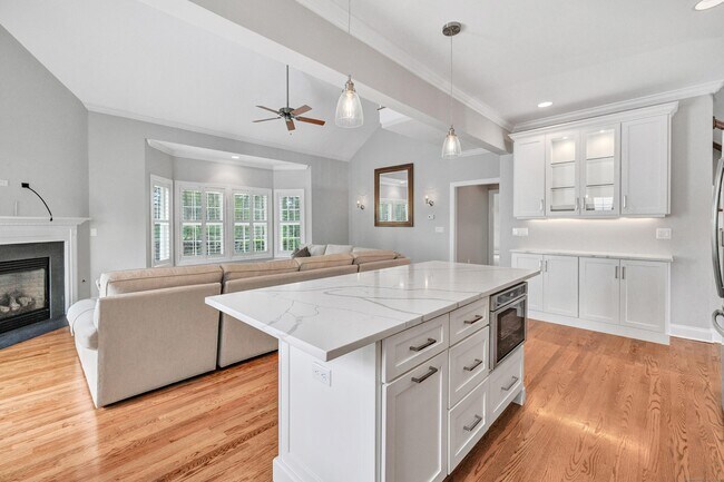 Building Photo - 70 Maple Oak Dr