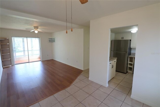 Building Photo - 1863 Sunny Dr