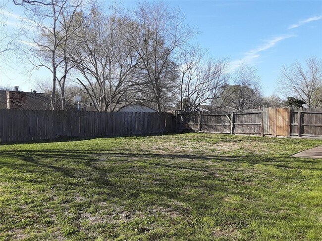 Building Photo - 15830 Blueridge Rd