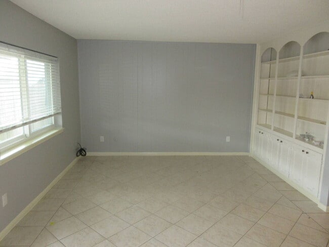 Building Photo - This charming 3-bedroom, 2.5-bath townhome in Memorial Club!