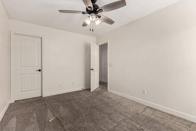 Building Photo - 390 W Wisteria Pl