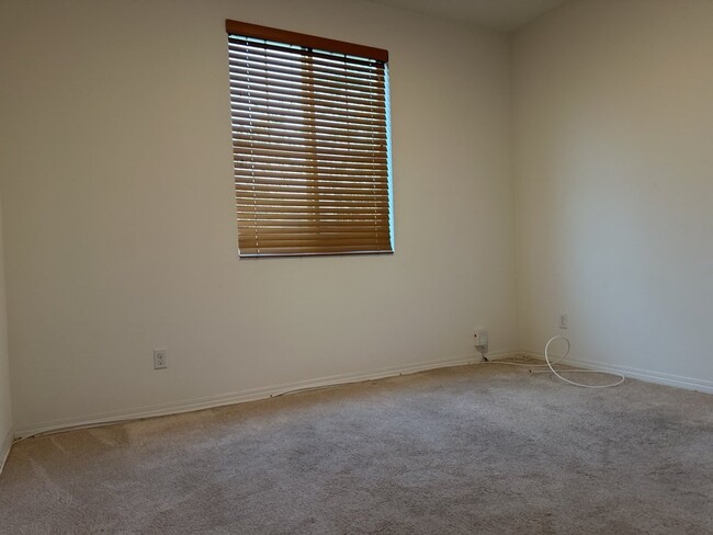 Building Photo - Spacious 4-Bedroom in Riverside with 3 Ful...