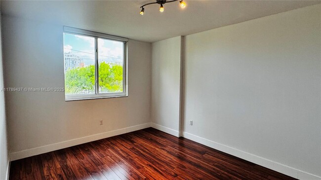 Building Photo - 2775 NE 187th St