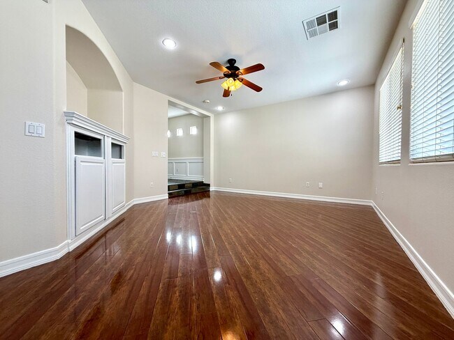 Building Photo - 3 Bedrooms | 2.5 Bathrooms-