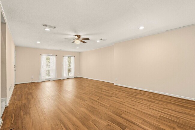 Building Photo - 496 N Post Oak Ln