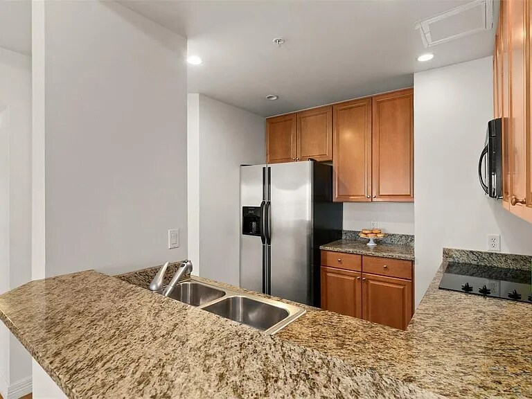 Building Photo - 975 Lincoln St