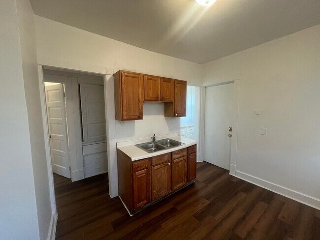 Building Photo - 1253 N 34th St