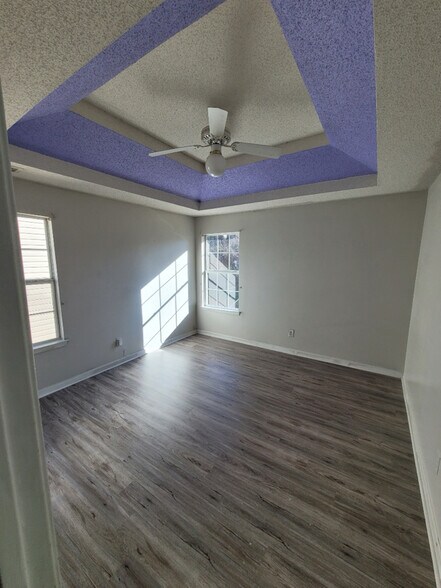 Building Photo - 3551 Creekview Dr