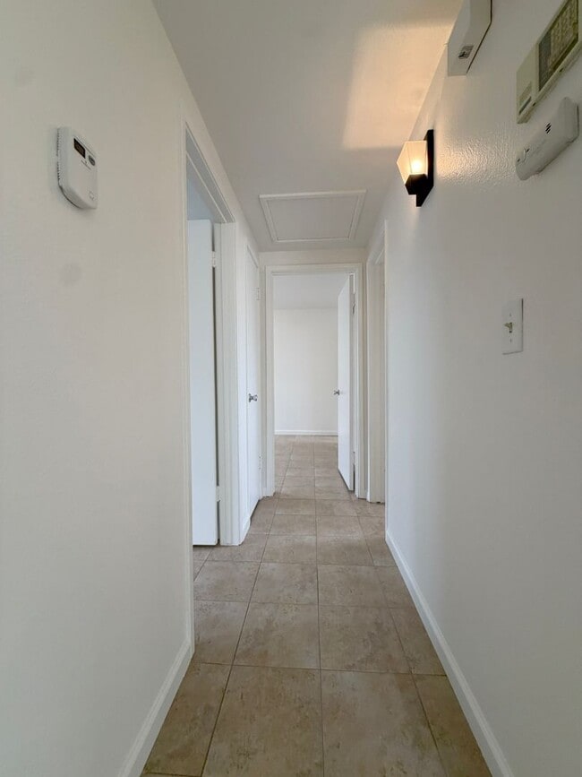 Building Photo - Experience the perfect blend of comfort and convenience