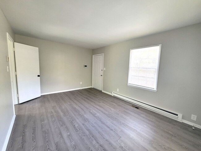 Building Photo - 3 Bedroom Brick Ranch in East Charlotte For Rent!