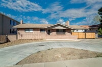 Building Photo - Private room with private bathroom right a...