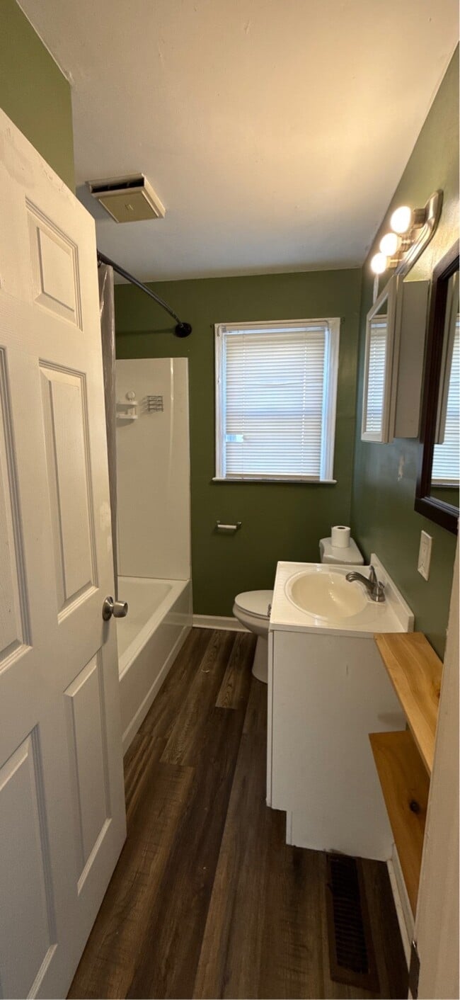 Building Photo - 2638 Summit Ave