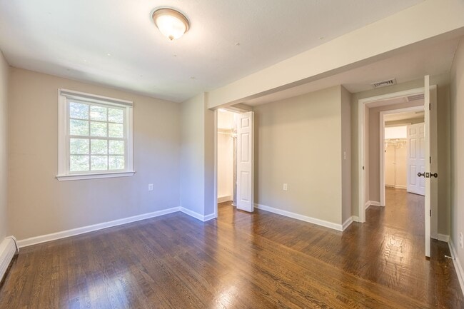 Building Photo - Charming 4 Bedroom Colonial with Updated K...