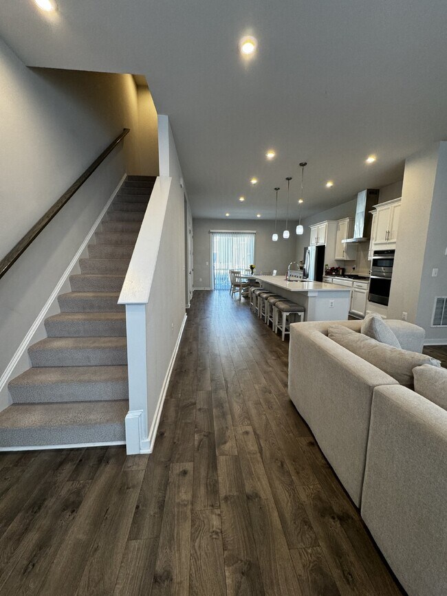 Building Photo - Luxurious 4-Bedroom Townhouse with 3.5 Bat...