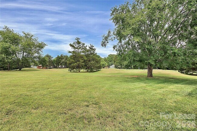 Building Photo - 8203 Golf Ridge Dr