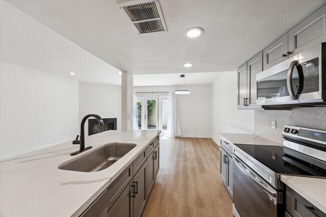 Building Photo - 927 Memorial Village Dr