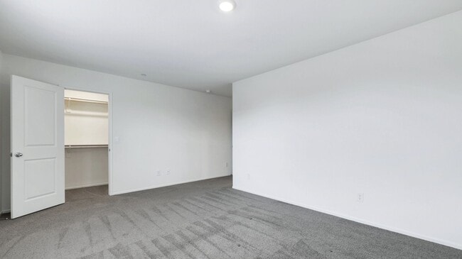 Building Photo - Gorgeous 3 bedroom townhome with attached ...