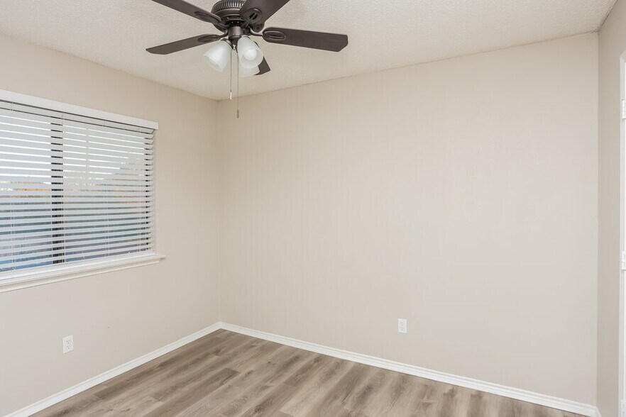 Building Photo - 2413 Claremont Dr