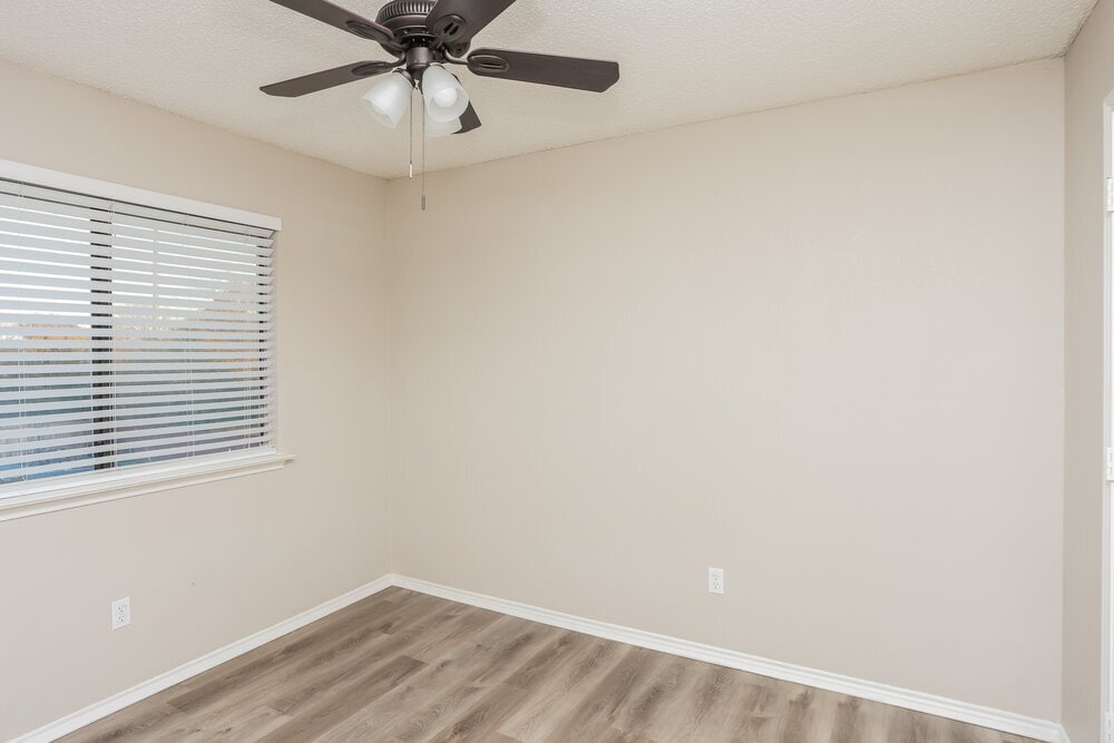 Building Photo - 2413 Claremont Dr